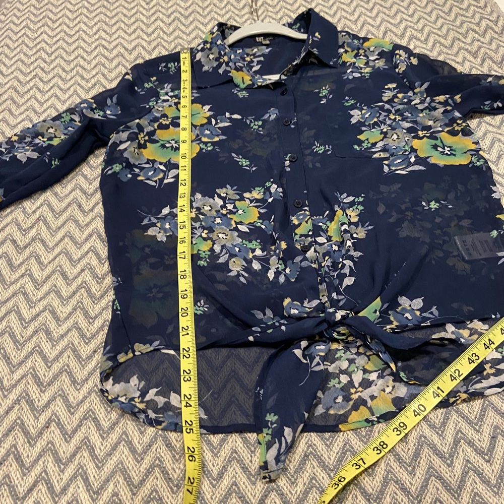 Kut from the Kloth Blue Floral Blouse – Size Medium - Picture 7 of 8